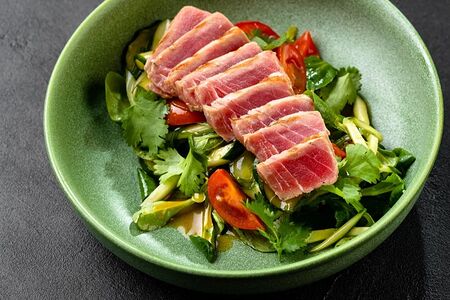 Салат из огурцов и тунца