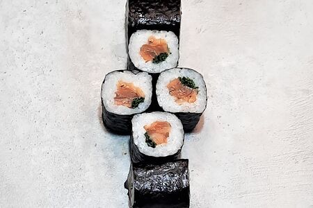 Ролл с копченым лососем