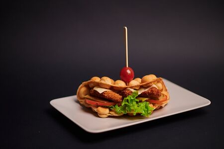 Чикен чиз вафля, фри и соус