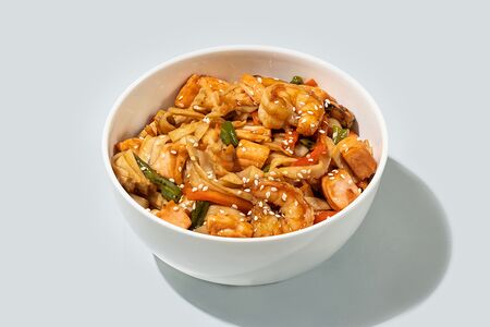 Вок с креветками и овощами