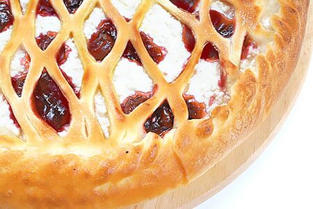 Сладкий пирог с творогом и вишней