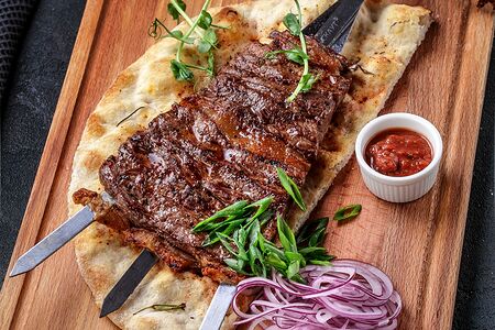 Барбекю по-ирландски из баранины, с луком и томатным соусом