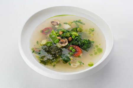 Сезонный минестроне с бобами и песто