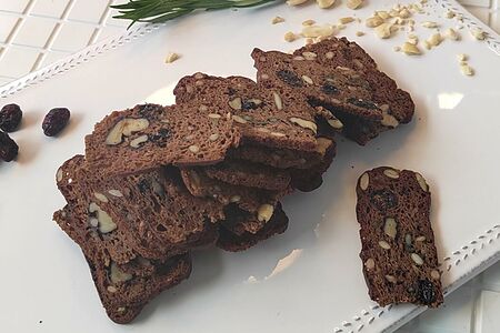 Греческие сухарики с розмарином и клюквой