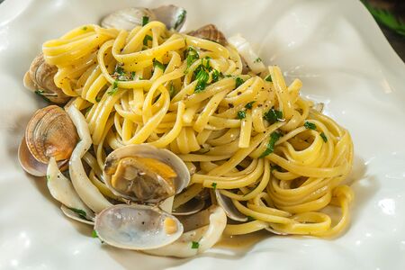 Лингвини с вонголе и кальмаром