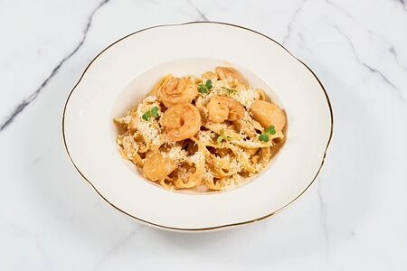 Паста с гребешками и креветками