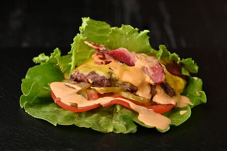 Бургер Четвертьфунтовый с сыром в листьях