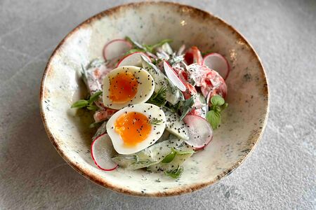 Салат из свежих овощей с яйцом