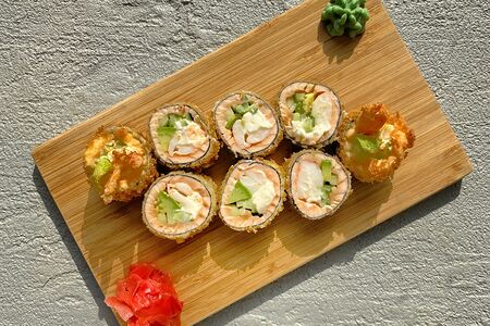 Ролл с лососем и креветкой