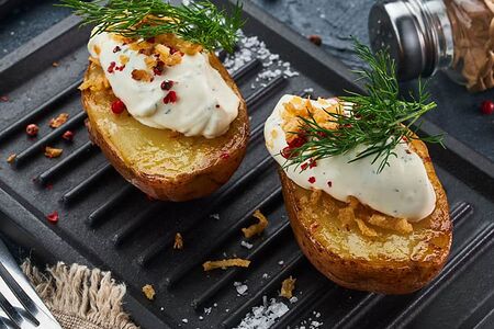 Картофель печеный со сметаной