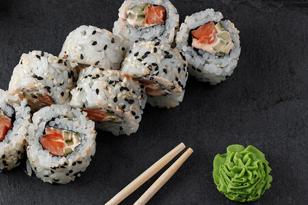 Острый ролл с лососем 