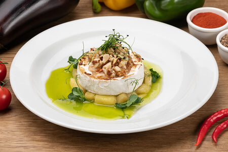 Печёный Камамбер с орехами