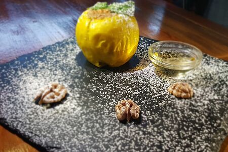Яблоко, запеченное с грецким орехом