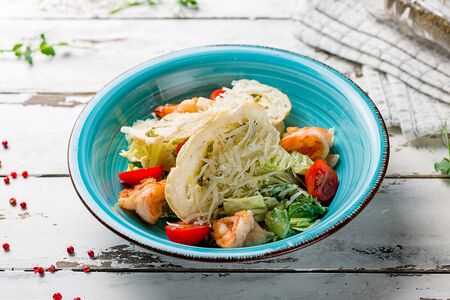 Салат Цезарь с креветками