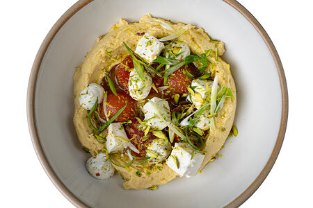 Хумус с сыром фета и йогуртом