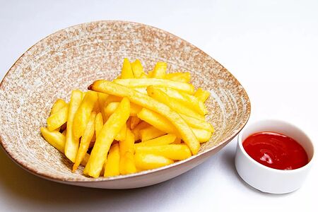 Картофель фри с кетчупом