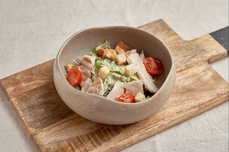 Салат Цезарь с курицей