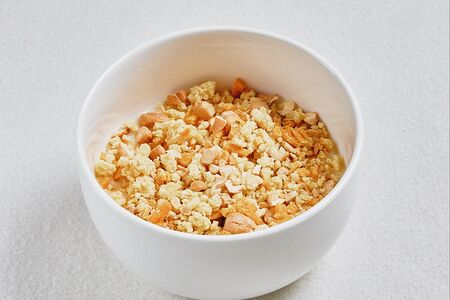 Рисовая каша с манго, апельсиновым крамблом и кешью