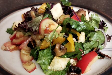 Теплый салат с жареной брынзой