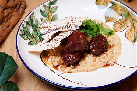 Томленые говяжьи щечки с кашей из полбы в сливочном соусе