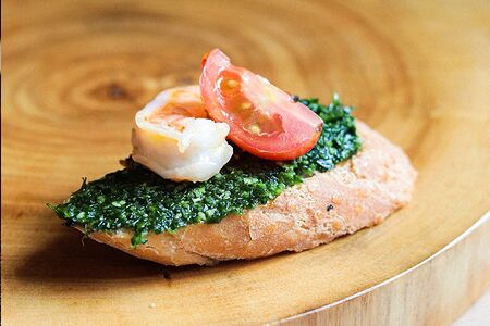 Тапас с тигровой креветкой и соусом песто