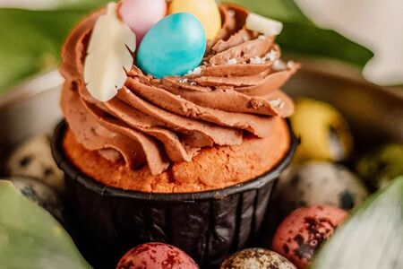 Капкейк с изюмом и шоколадным кремом