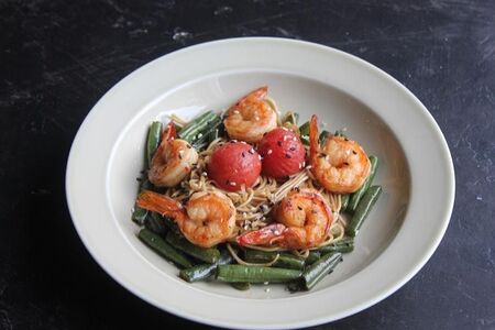 Тигровые креветки со стручковой фасолью и лапшой