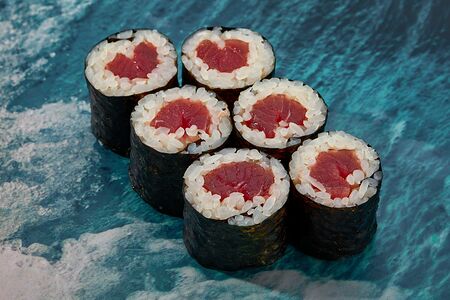 Ролл с тунцом