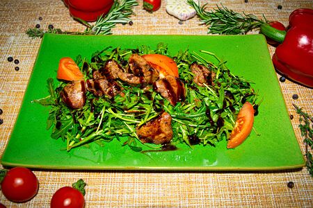 Зеленый салат с куриной печенью