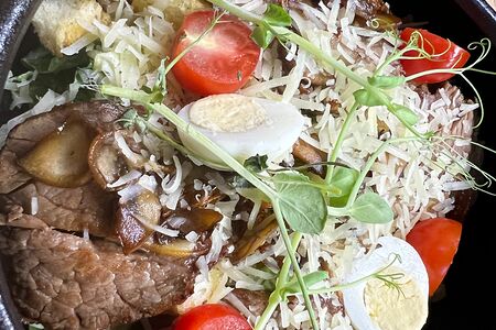 Цезарь с ростбифом и грибами