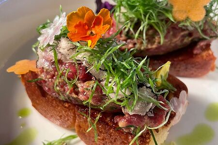 Тартар из говядины с трюфельным маслом