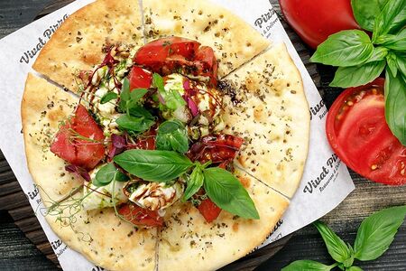 Фокачча с томатами и моцареллой