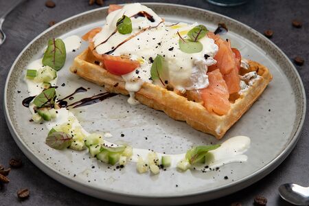Salmone in camicia e avocado (Вафля с лососем и яйцом пашот)