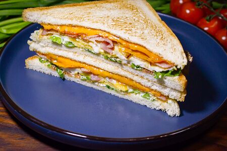 Сэндвич с беконом и яйцом