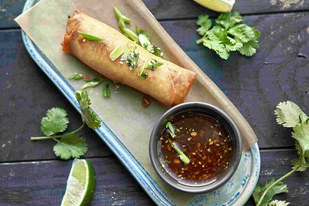 Обжаренный спринг-ролл с курицей и овощами