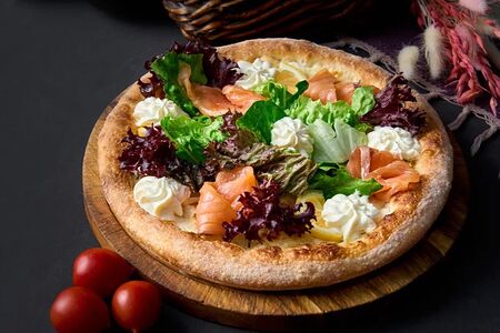 Пицца с семгой и кремом из сыра