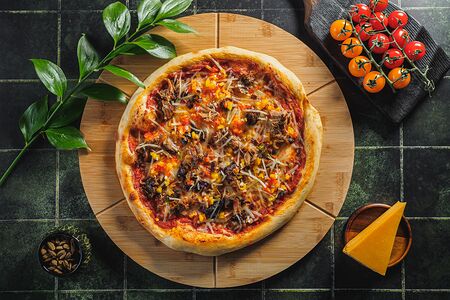 Пицца с рваным мясом и овощной сальсой