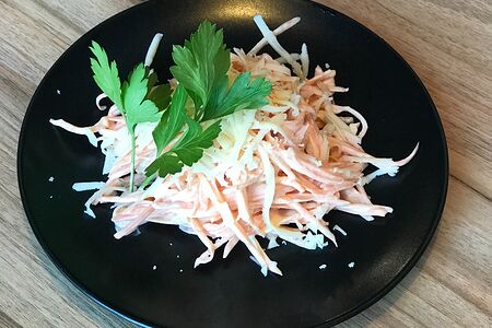 Салат из моркови с чесноком, сыром и майонезом