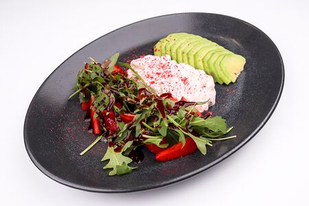 Салат с сыром страчателла, авокадо и ягоды