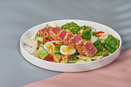 Салат с тунцом татаки