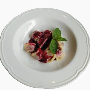 Равиоли с вишней и сметаной