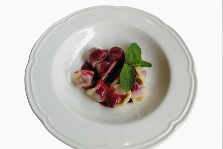 Равиоли с вишней и сметаной