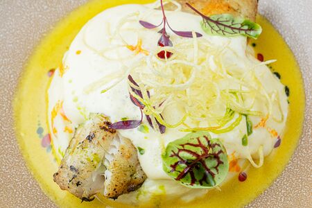 Судак с пюре и соусом горгонзола