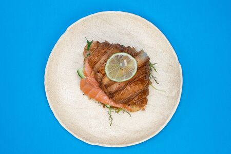 Круассан с семгой