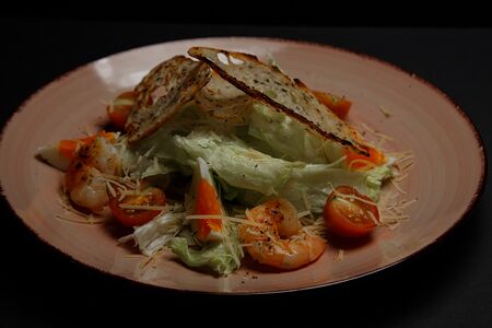 Салат Цезарь с креветкой