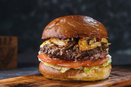 Бургер Telki с грибным жюльеном, моцареллой и соленым огурчиком