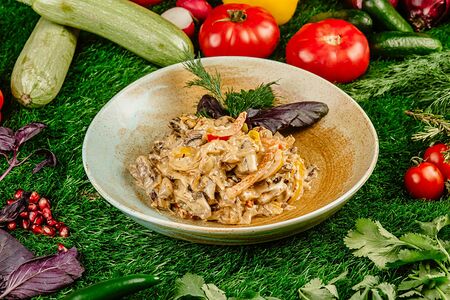 Говяжий язык с овощами в сливочном соусе