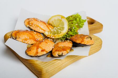 Мидии с сырным соусом