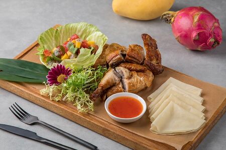 Цыпленок по-пекински с блинчиками, экзотическим салатом и остро-кислым соусом