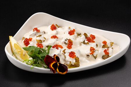 Рапан черноморский, томленный в сливочном соусе с лососевой икрой